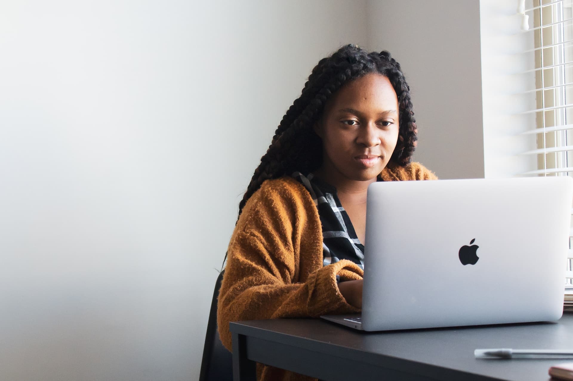 How to write a great author bio - Photo by Daniel Thomas on Unsplash